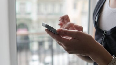 Kadının elinde telefon