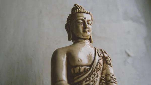 En symbol för buddhismen. Buddhastaty — Stockfoto