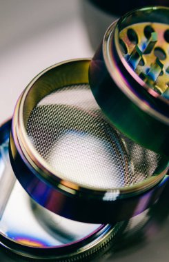  Üzerinde metal bir değirmeni yalan esrar tomurcukları close-up. Insta boyutu için hikayeler yayın