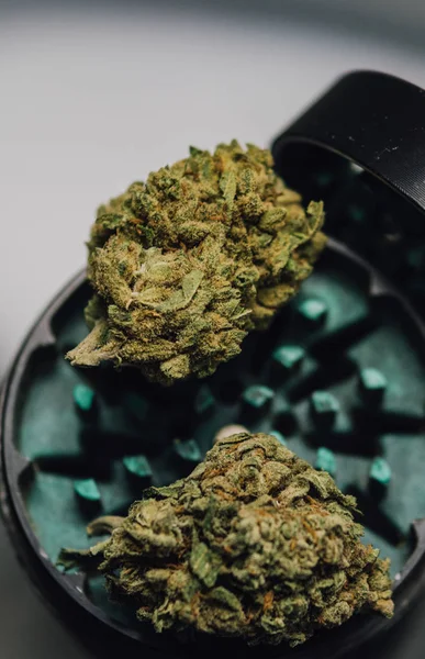 Detalle de los brotes de cannabis (KUSH) sobre fondo de vidrio - concepto dispensario de marihuana medicinal. Tamaño de instinto social para historias — Foto de Stock