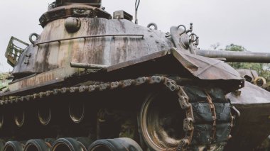 Vietnamca askeri müze yakalanan ekipman bir sergi ile. Kupa Amerikan askeri teçhizat