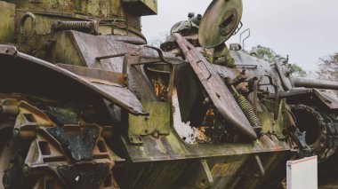 Vietnamca askeri müze yakalanan ekipman bir sergi ile. Kupa Amerikan askeri teçhizat