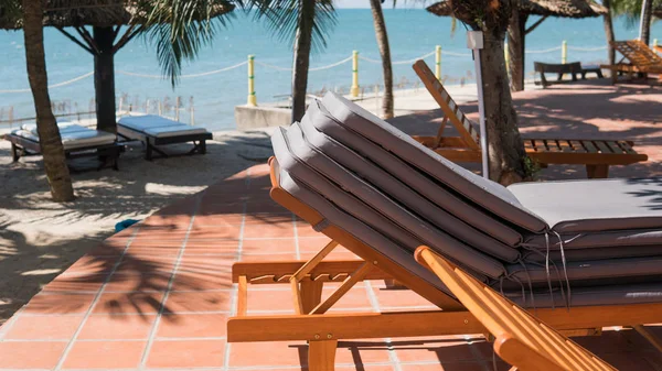 Tumbona durante unas vacaciones tropicales. Condiciones para un bronceado perfecto —  Fotos de Stock
