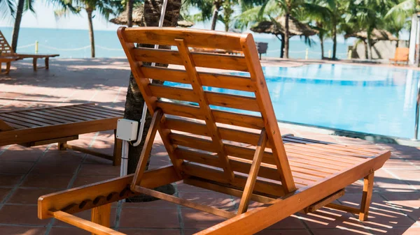 Tumbona durante unas vacaciones tropicales. Condiciones para un bronceado perfecto —  Fotos de Stock