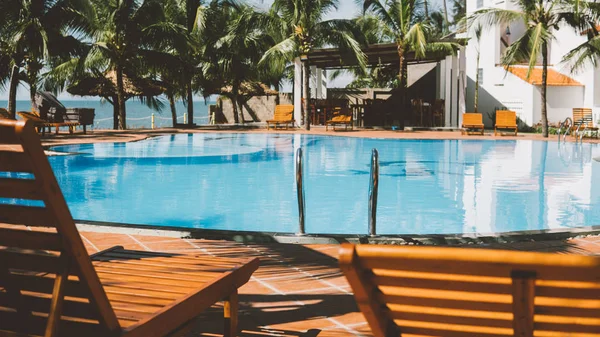 Piscina en un hotel de cinco estrellas en Asia. Concepto de viaje — Foto de Stock