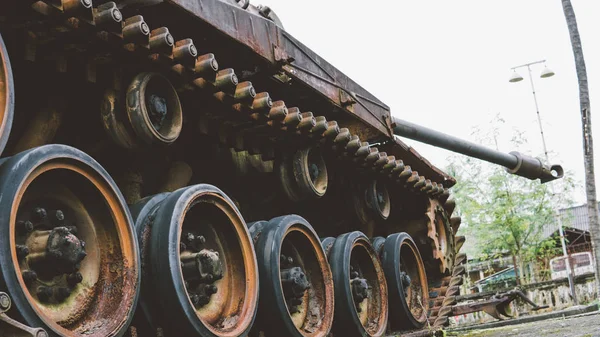 El museo militar vietnamita con una exposición de equipos capturados. Trofeo Equipamiento militar americano — Foto de Stock