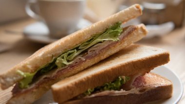  pişmiş sandviç salam ve marul yaprakları. Bir ofis çalışanı için hızlı snack