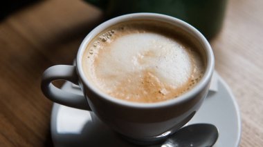  fincan kahve konumu arka planda olan bir ahşap masa yakın çekim