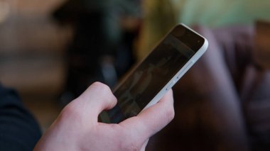  Erkekler akıllı telefon yakın çekim eller.