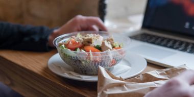  Domates salatası götürün ve plastik ambalaj içinde tavuk. Ofis çalışanları iş yeri için yararlı bir aperatif