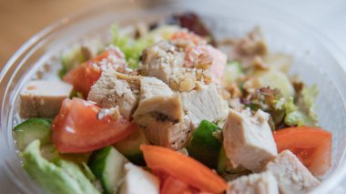  Domates salatası götürün ve plastik ambalaj içinde tavuk. Ofis çalışanları iş yeri için yararlı bir aperatif