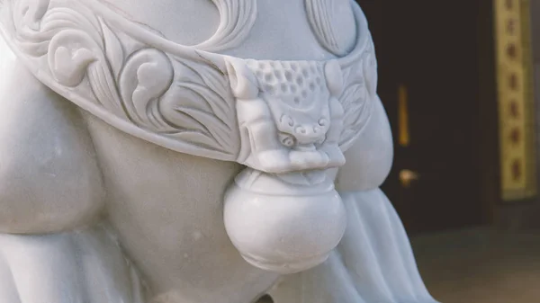 Estátua de um leão de mármore branco no Vietnã close-up — Fotografia de Stock