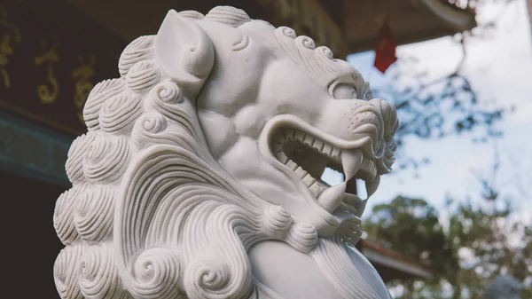 Estatua de un león de mármol blanco en Vietnam de cerca — Foto de Stock