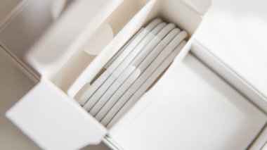 Beyaz şarj kablosu yakın çekim