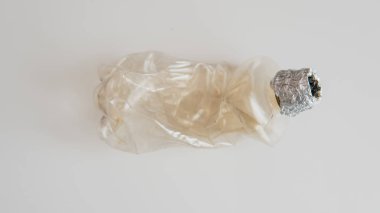 Sigara esrar tomurcukları yakın çekim için bong su 