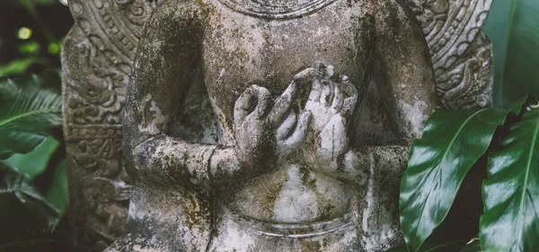 Статуя Будды из Каменный крупный план. Будда - как символ буддизма во всем мире — стоковое фото