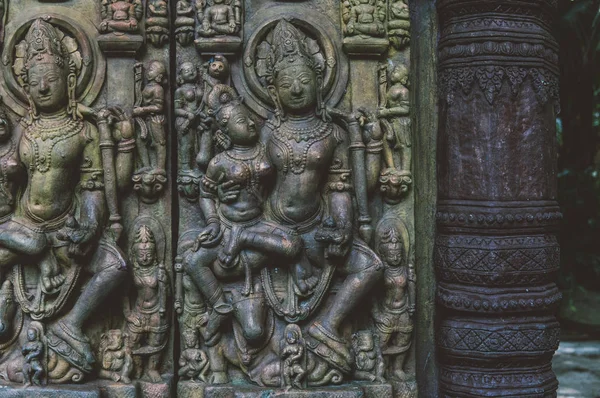 Balinesiska traditionell sten statyer i form av demoner och gudar närbild. — Stockfoto