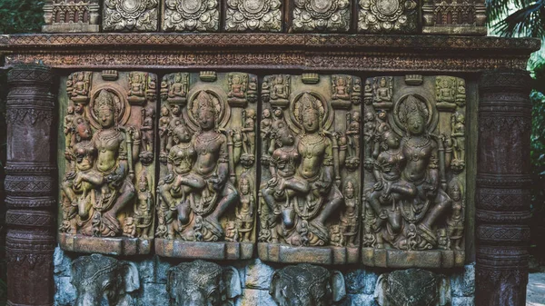 Hagyományos balinéz kő szobrok formájában a démonok és az istenek közelről. — Stock Fotó