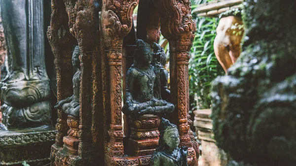 Estatuas de piedra tradicionales balinesas en forma de demonios y dioses de cerca . — Foto de Stock