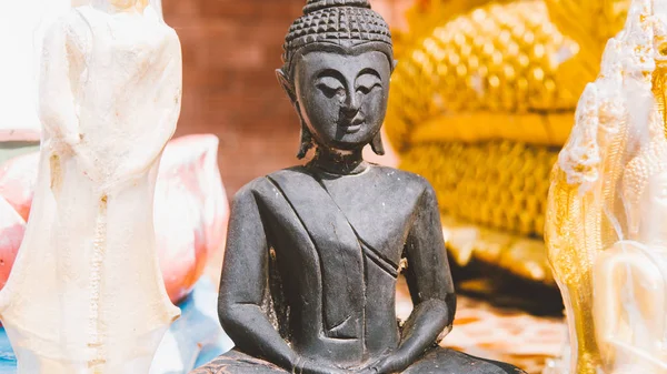Estátua de Buda feita de pedra close-up. Buda - como um símbolo do budismo em todo o mundo — Fotografia de Stock