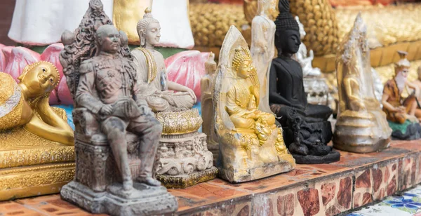 Estátuas tradicionais tailandesas. Tradições sianas e deuses do budismo na Tailândia, Espíritos honrados da Tailândia — Fotografia de Stock