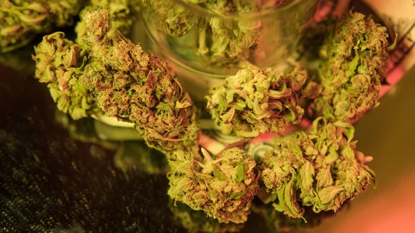 Medizinisches Cannabis in Schrumpfverpackung aus der Apotheke — Stockfoto