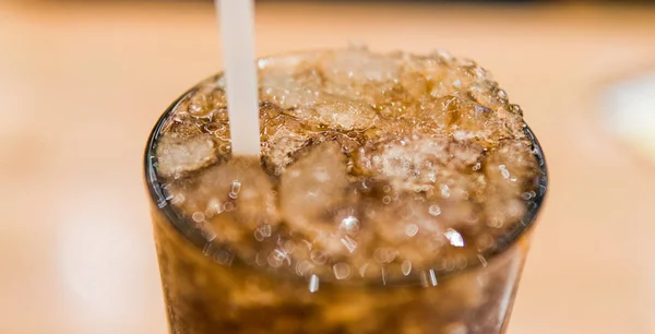 Γυαλί με coca cola και πάγο γκρο πλαν. — Φωτογραφία Αρχείου