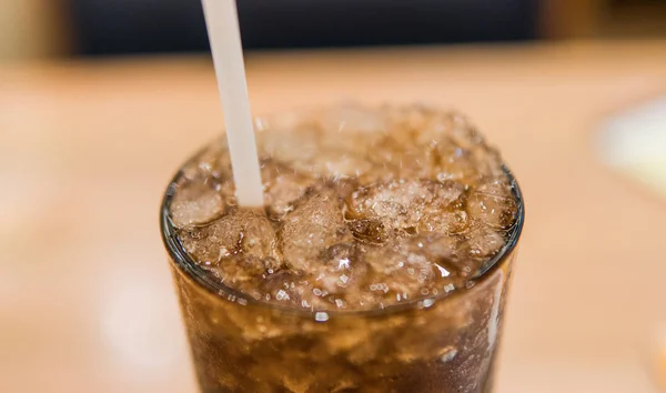 Vidro com cola de coca e close-up de gelo . — Fotografia de Stock