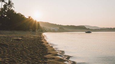 Sandy beach ayrıntıları yakın çekim. Sabah esinti tarafından kıyıya