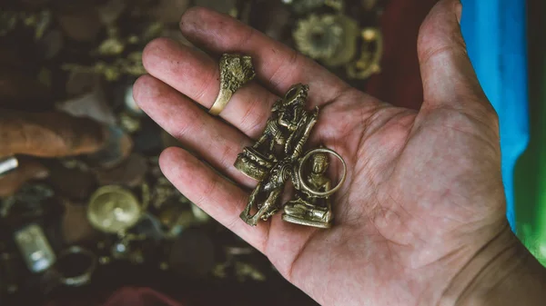 Thaise amuletten op de markt close-up. Religieuze Boeddhistische amuletten voor bescherming en veel geluk — Stockfoto