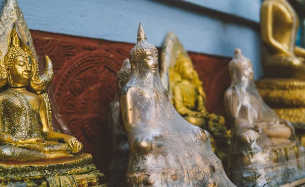 Thailändische Statuen im Tempel in Großaufnahme. Buddha murtis im Detail — Stockfoto