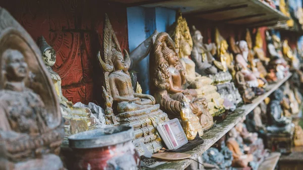 Estátuas tailandesas no templo close-up. Buda murtis em detalhes em detalhes — Fotografia de Stock