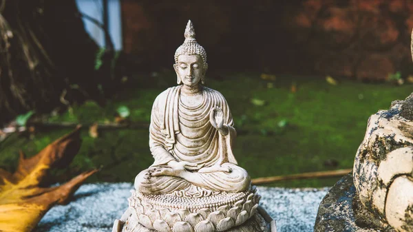 Thai szobrok a templom közelről. Buddha murtis a részletek a részletek — Stock Fotó