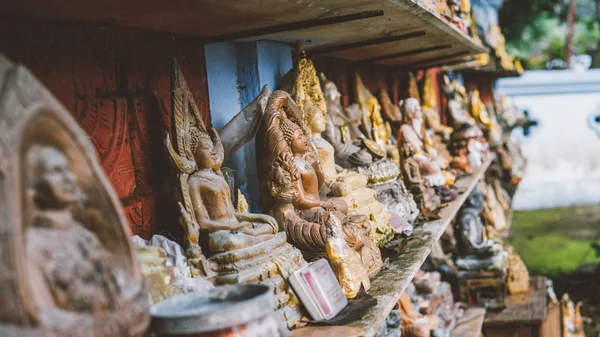 Thai szobrok a templom közelről. Buddha murtis a részletek a részletek — Stock Fotó