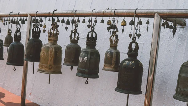 Buddhistische Glocken im Kloster aus nächster Nähe. wat saket in bangkok - Tempel des goldenen Berges — Stockfoto