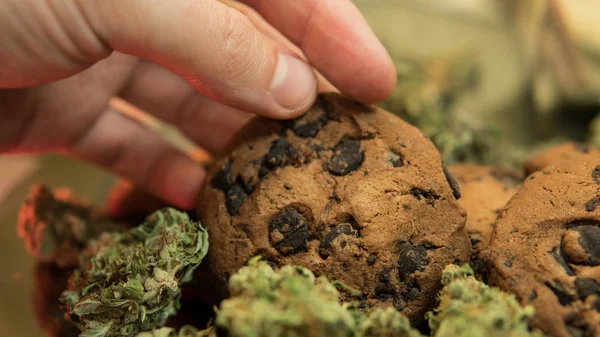 Esrar yakın çekim gelen çerezleri pişirme.