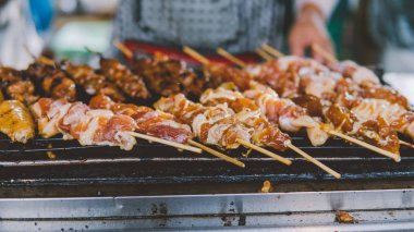  Tay Pazar yakın çekim üzerinde et kebap. 