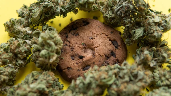 Produtos culinários de maconha. Cozinhar biscoitos de cannabis close-up . — Fotografia de Stock