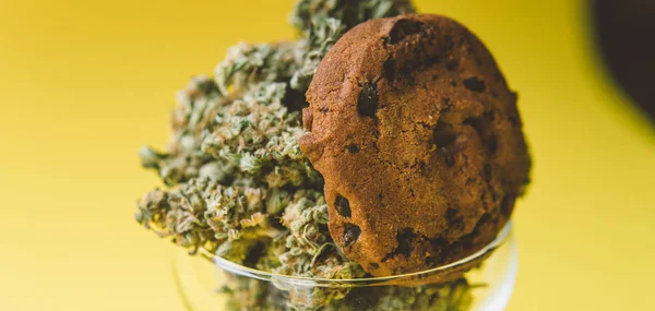 Кулинарные продукты из марихуаны. Печь печенье из конопли крупным планом . — стоковое фото