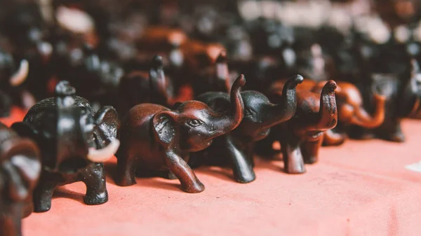 Souvenir gajah Thailand close-up. Pasar souvenir Thailand, Bangkok — Stok Foto