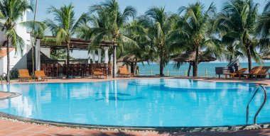  Asya beş yıldızlı otelin yüzme havuzunda. Seyahat kavramı 