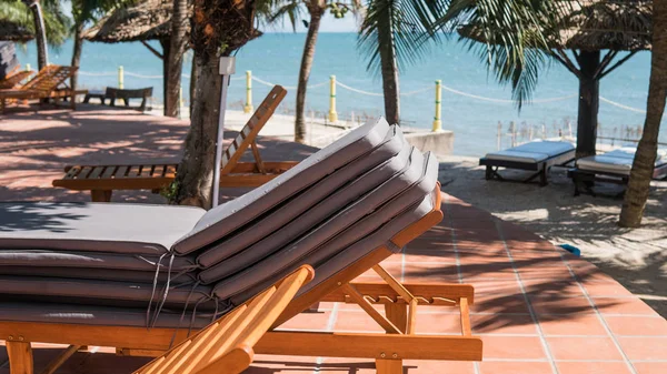 Tumbonas cerca de la piscina del hotel. Vacaciones tropicales en Asia, concepto milenario — Foto de Stock