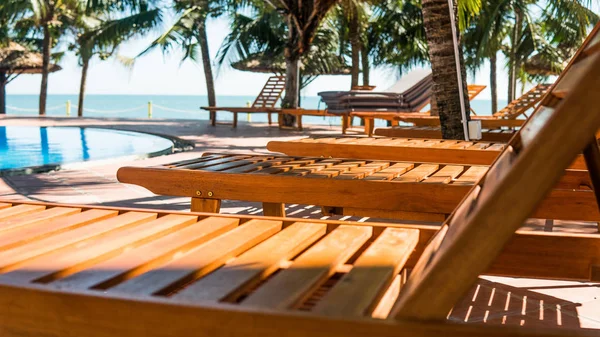 Tumbona durante unas vacaciones tropicales. Condiciones para un bronceado perfecto —  Fotos de Stock