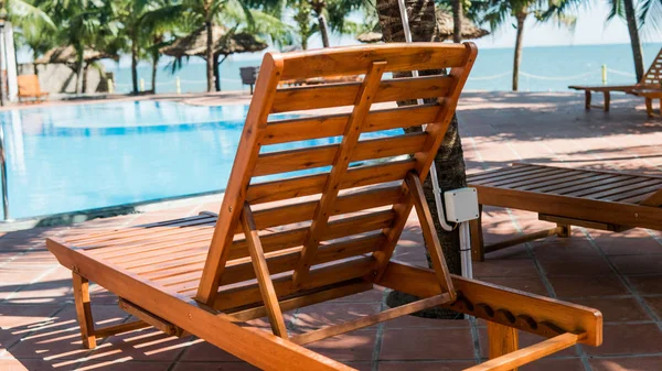 Tumbona durante unas vacaciones tropicales. Condiciones para un bronceado perfecto —  Fotos de Stock