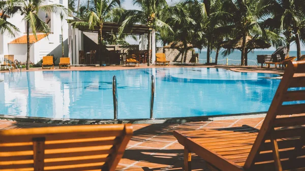 Piscina en un hotel de cinco estrellas en Asia. Concepto de viaje — Foto de Stock