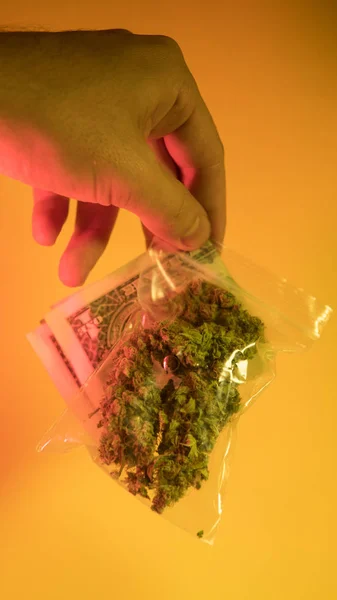 Un puñado de marihuana, hierba de cerca. Brotes de marihuana en venta —  Fotos de Stock