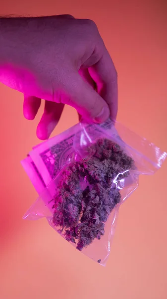 Un puñado de marihuana, hierba de cerca. Brotes de marihuana en venta —  Fotos de Stock