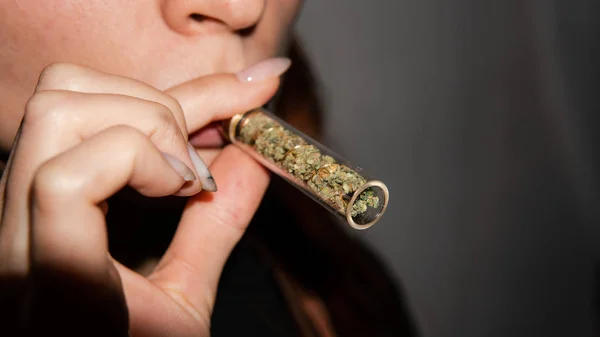 Glass joint for smoking marijuana in female hands. Accessories f — Stock Photo, Image