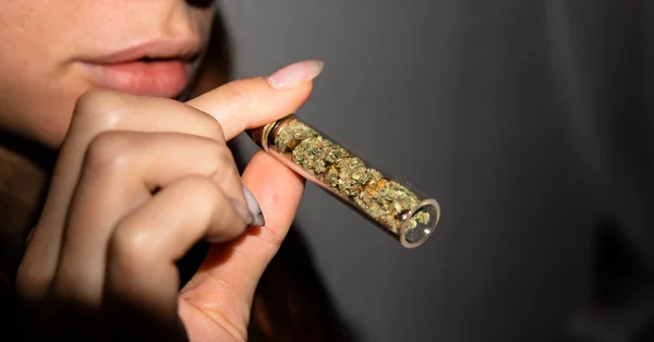 Porro de cristal para fumar marihuana en manos femeninas. Accesorios f —  Fotos de Stock