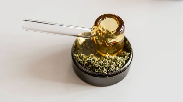 Erforschung von Cannabis-Sorten mit einer neuen Perspektive. Cannabinoid und — Stockfoto